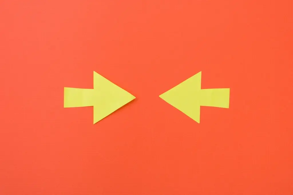 Two opposite arrows pointing to the center